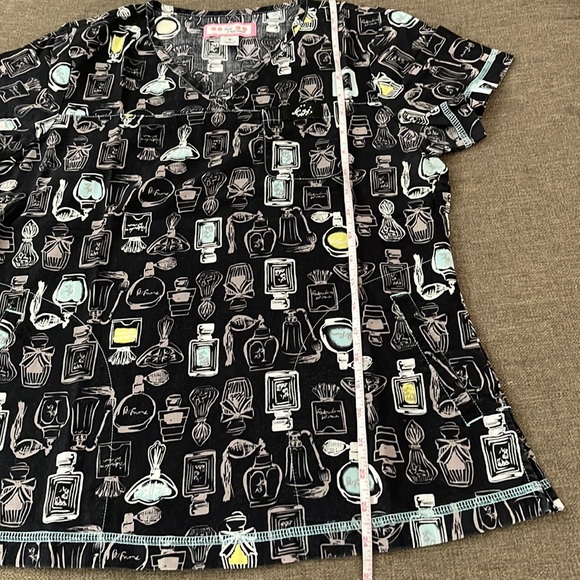 💰3 items for $25 🏷 Koi by Kathy Peterson Perfume Bottles Scrub Top sz Small - Picture 9 of 9